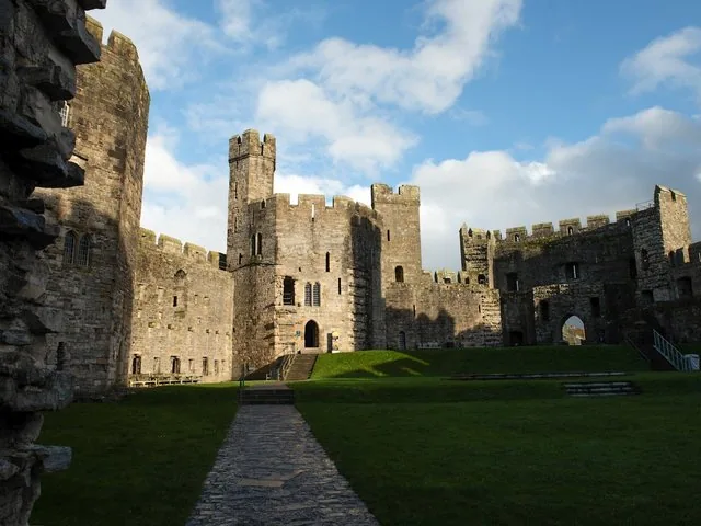 Cortile interno del Castello di Caernarfon circondato da imponenti torri e mura in pietra