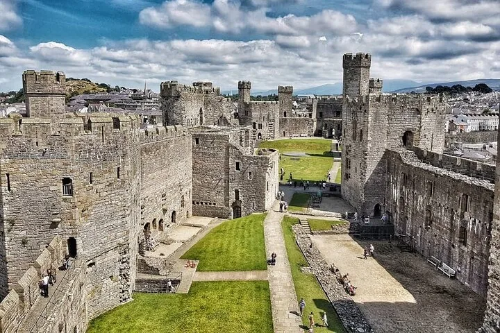 All'interno delle imponenti mura in pietra e dei cortili del Castello di Caernarfon con visitatori