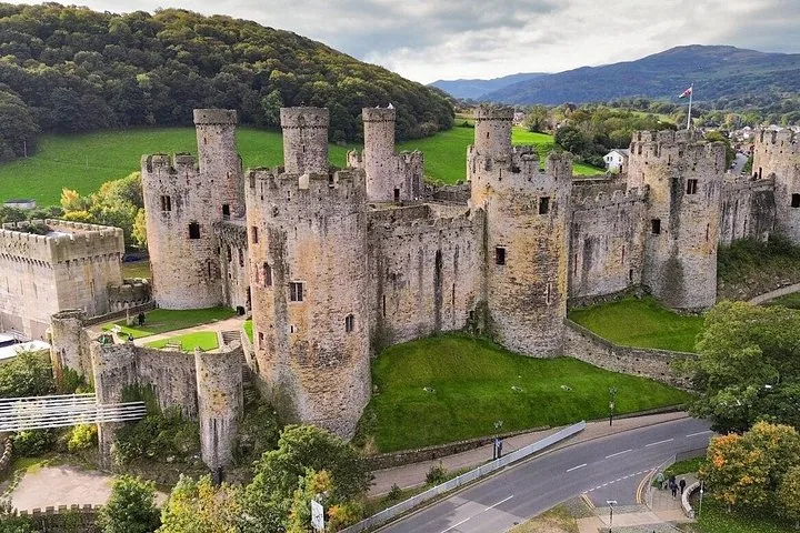 Vista aerea del Castello di Conwy con verdi colline ondulate sullo sfondo